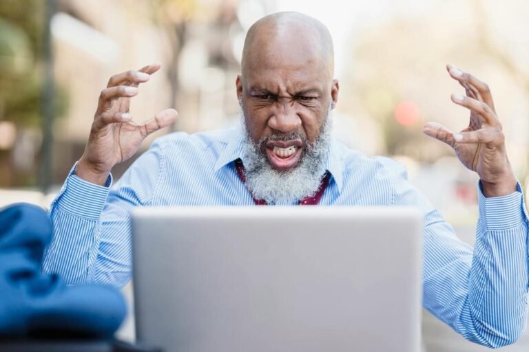 Homem procurando na internet o que é lacração