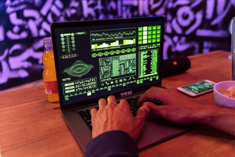 Homem desenvolvendo spyware
