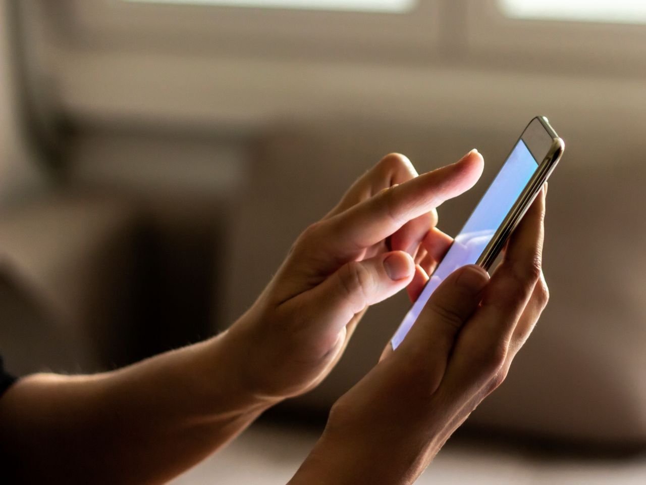 Pessoa usando o celular para abrir conta no Mercado Pago